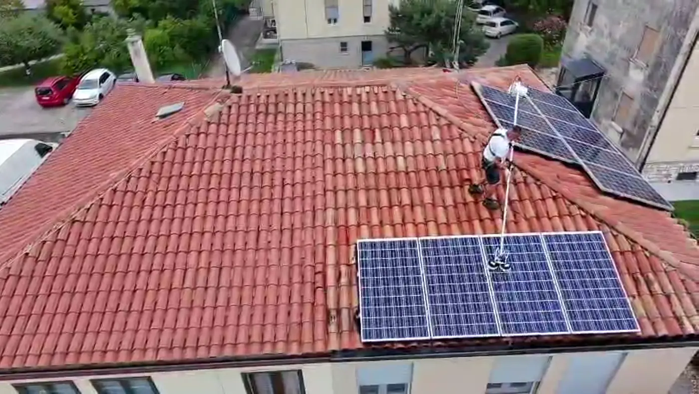 Un tetto in coppi con i pannelli fotovoltaici, fotografato dall&rsquo;alto